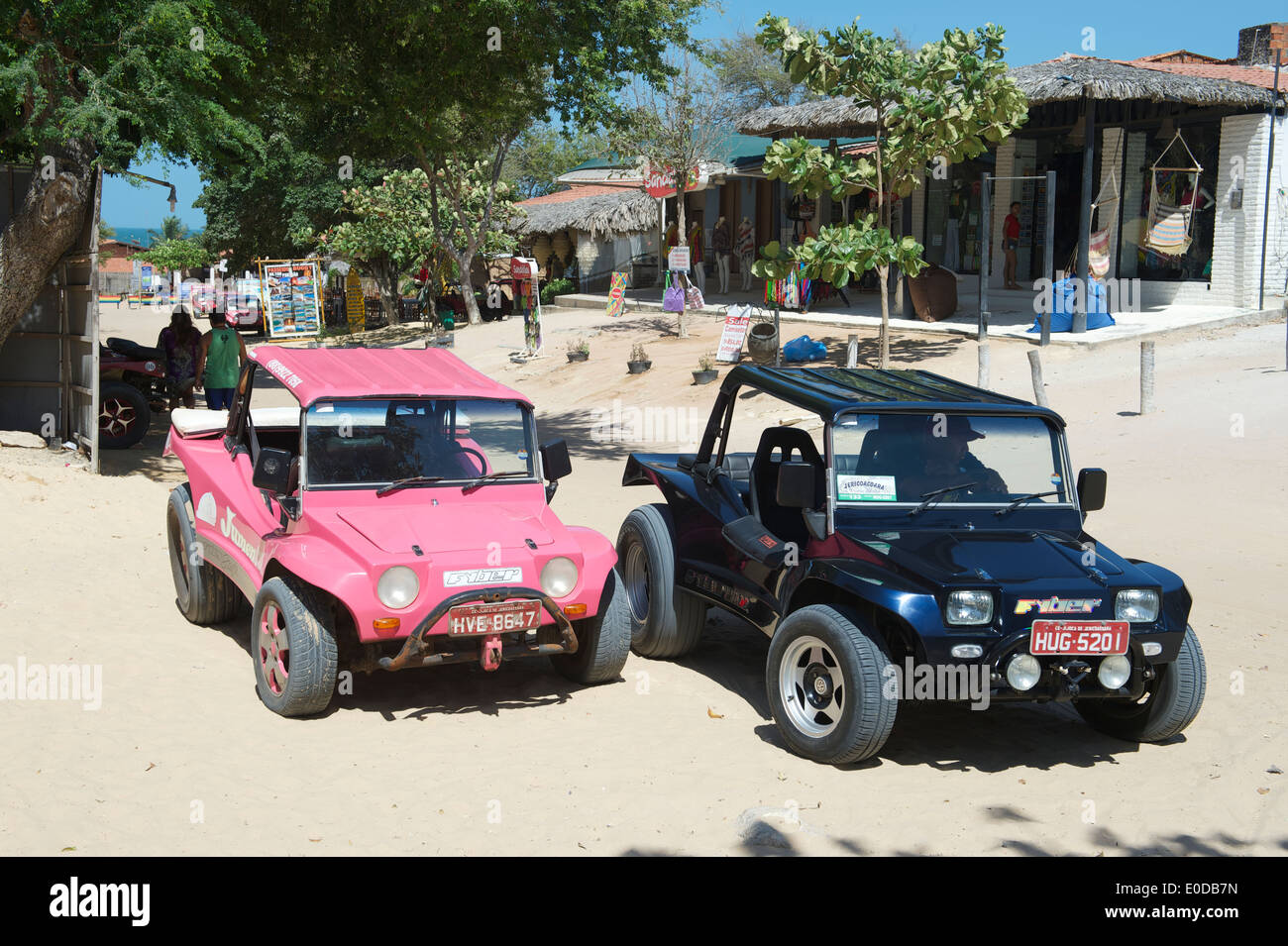 JERICOACOARA, BRÉSIL - 8 octobre 2013 : les voiturettes de dunes se garer dans le centre de la ville attendent les clients à aller sur un tour. Banque D'Images