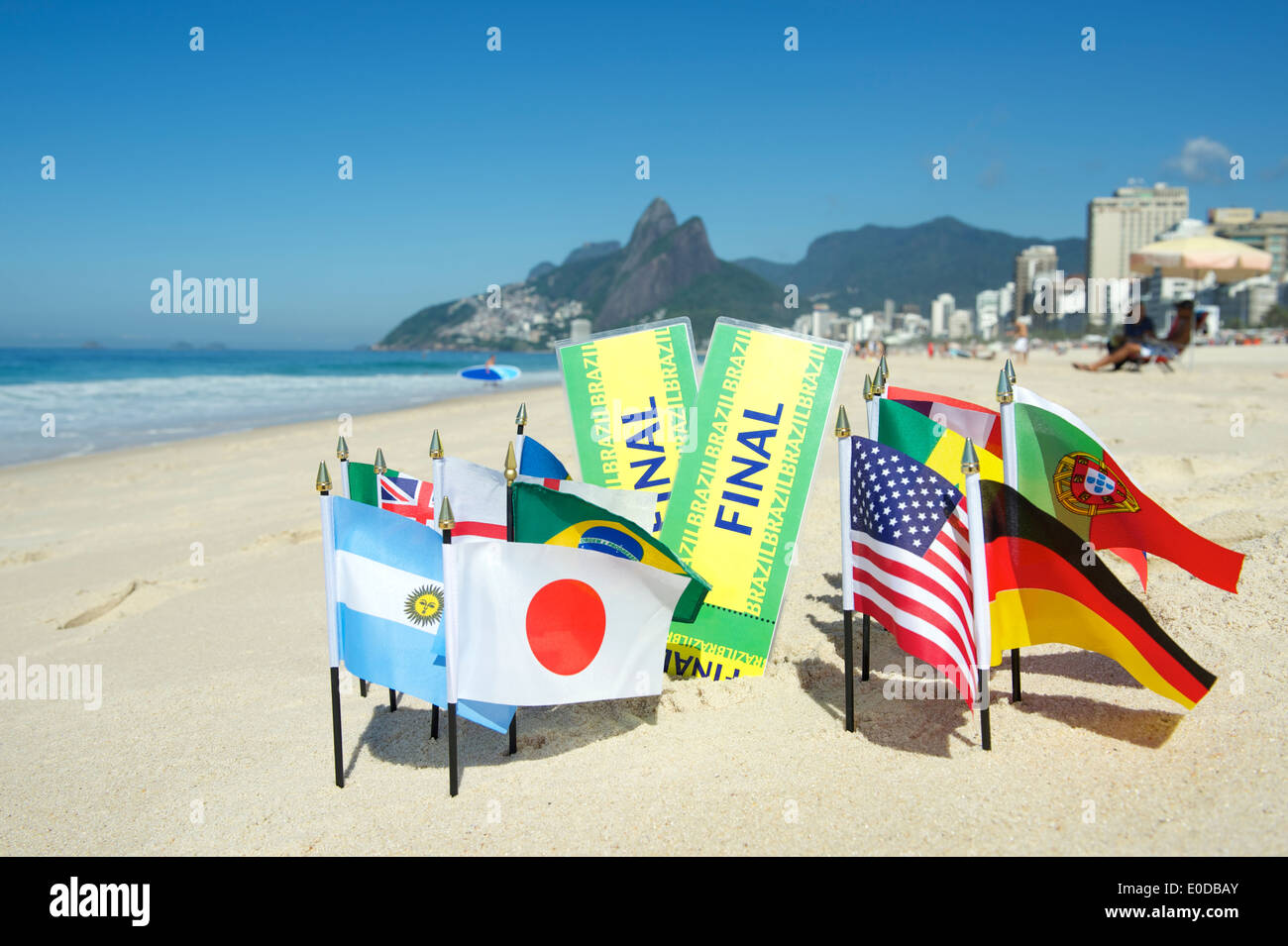 Brésil final billets avec les drapeaux du monde sur la plage à Rio de Janeiro Banque D'Images