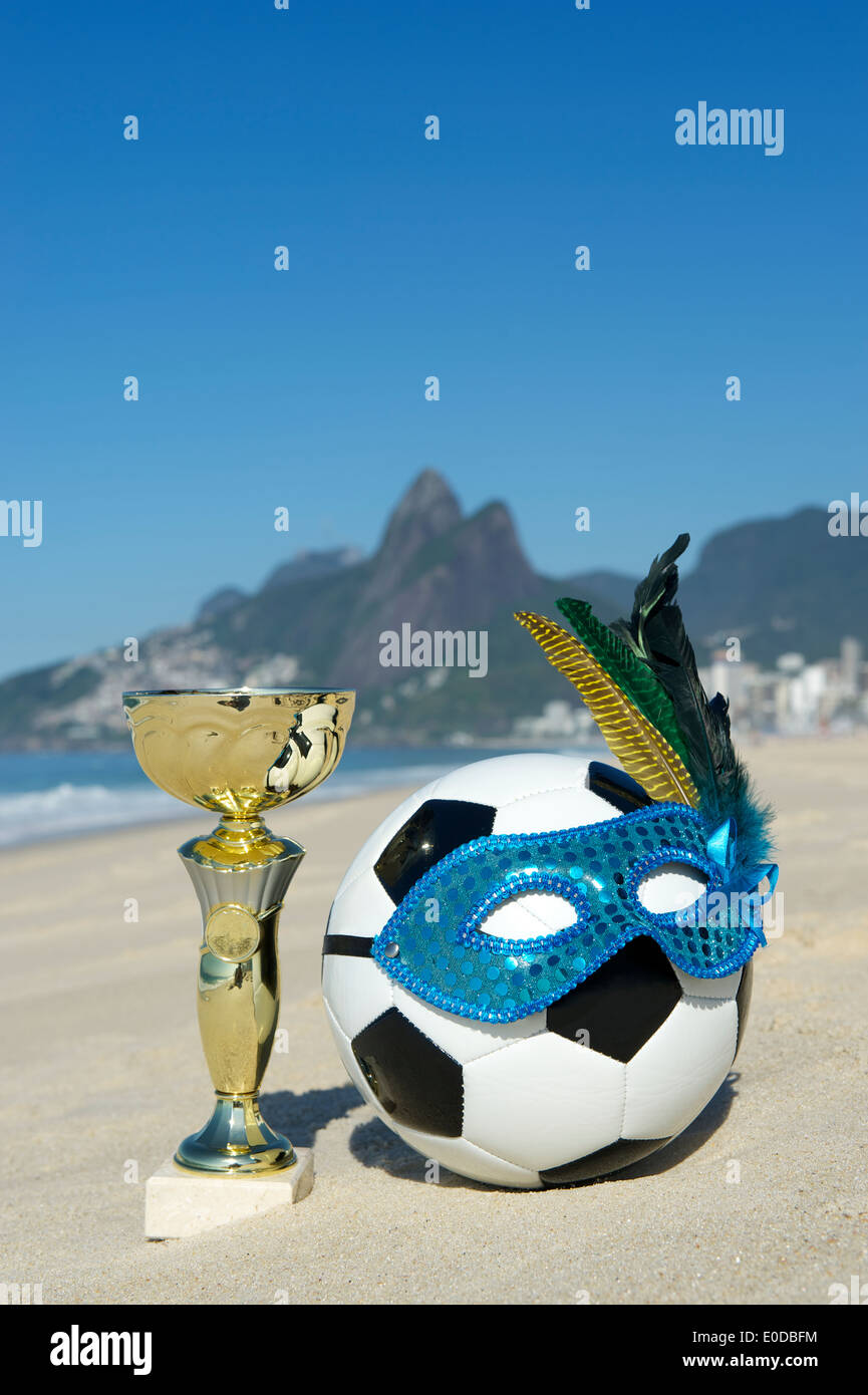Le Brésil champion soccer football trophée avec le port de masque de carnaval sur la plage d'Ipanema Rio de Janeiro Brésil Banque D'Images