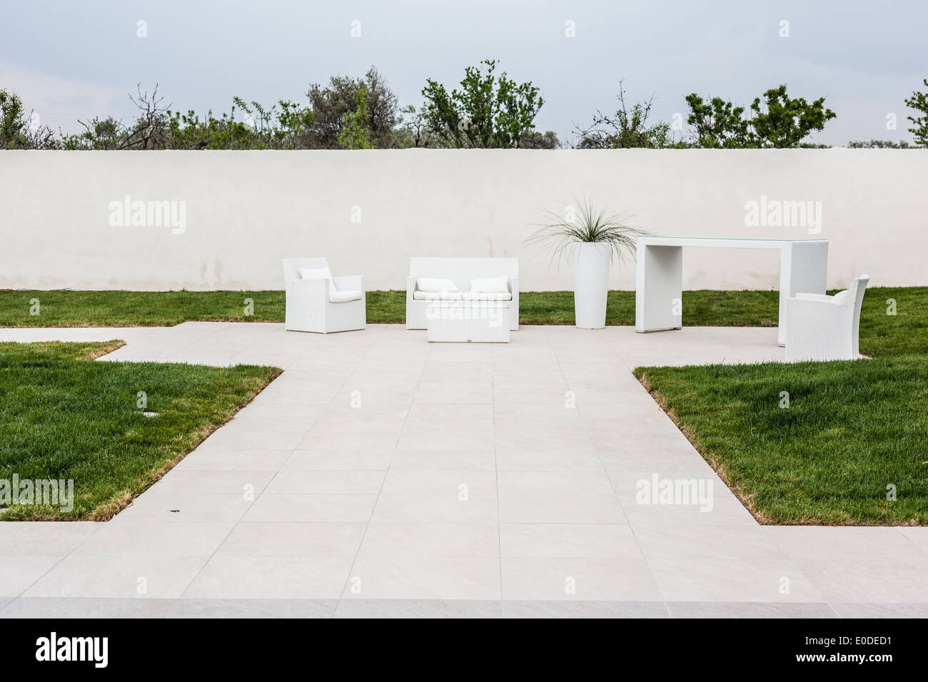 Un style minimaliste avec un mobilier blanc pour la vie en plein air Banque D'Images