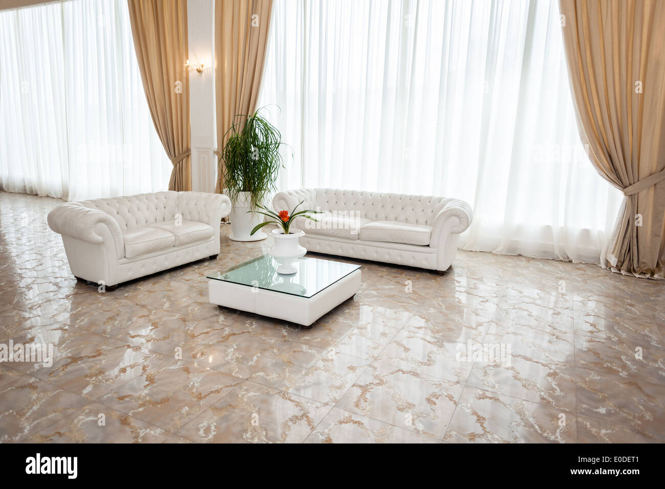 Un luxueux et grand salon moderne avec des meubles blancs Banque D'Images