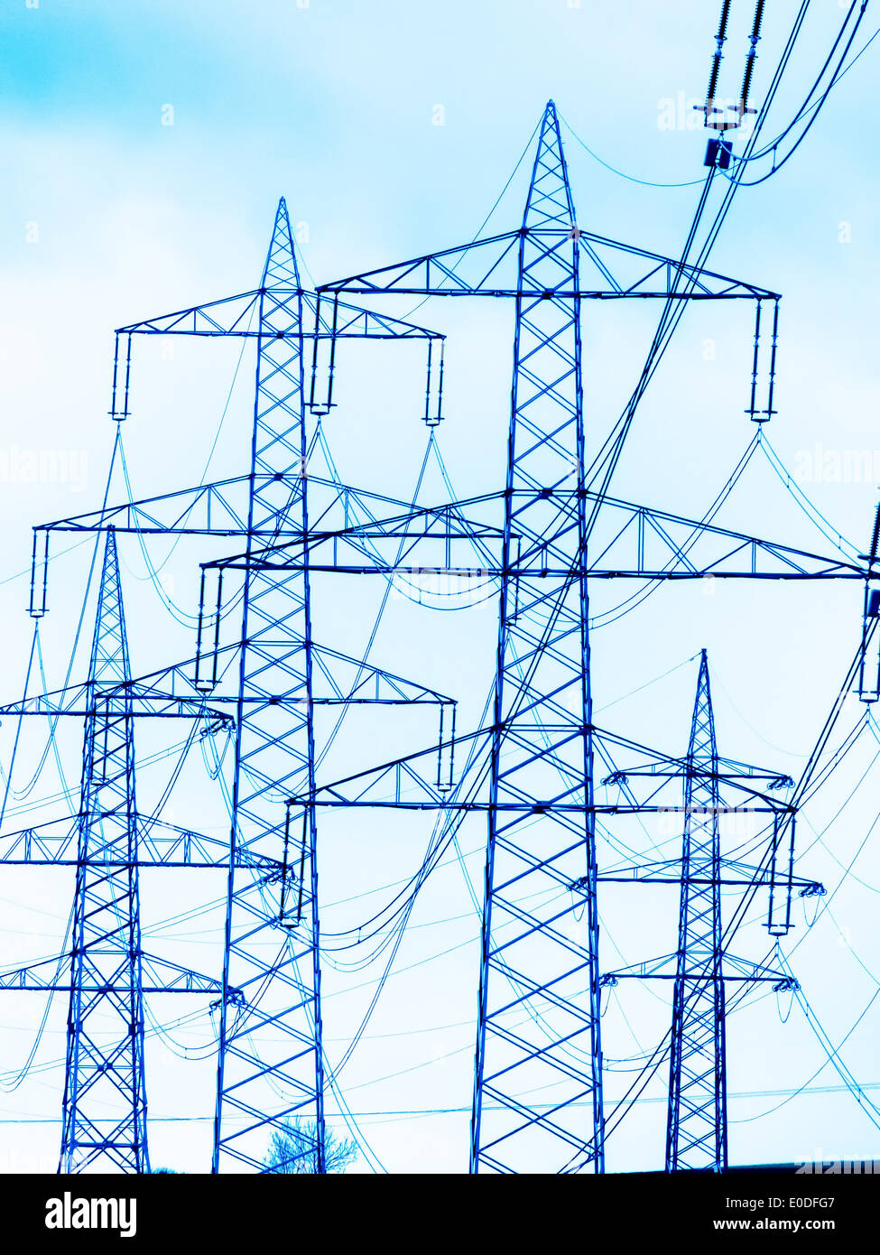 Le flux d'un des mâts de gestion haute tension. Ligne d'alimentation de courant électrique transporte, die von Strommasten Hochspannungs Banque D'Images