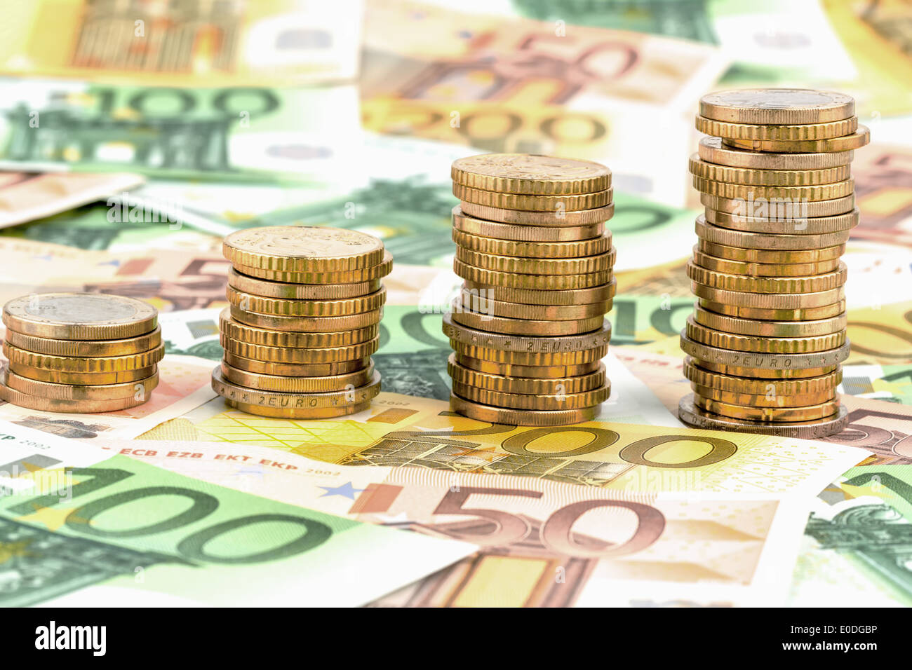 Pile de pièces de monnaie monétaire, courbe ascendante, photo symbolique pour la hausse des bénéfices et augmentation des coûts, aussi Geldmuenzen Bechelsdorf, ansteigende K Banque D'Images