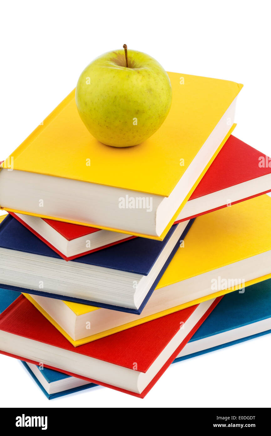 Une pomme se trouve sur une pile de livres. Photo symbolique pour l'alimentation saine et riche en vitamine à l'école pause., Ein Apfel liegt auf einem B Banque D'Images