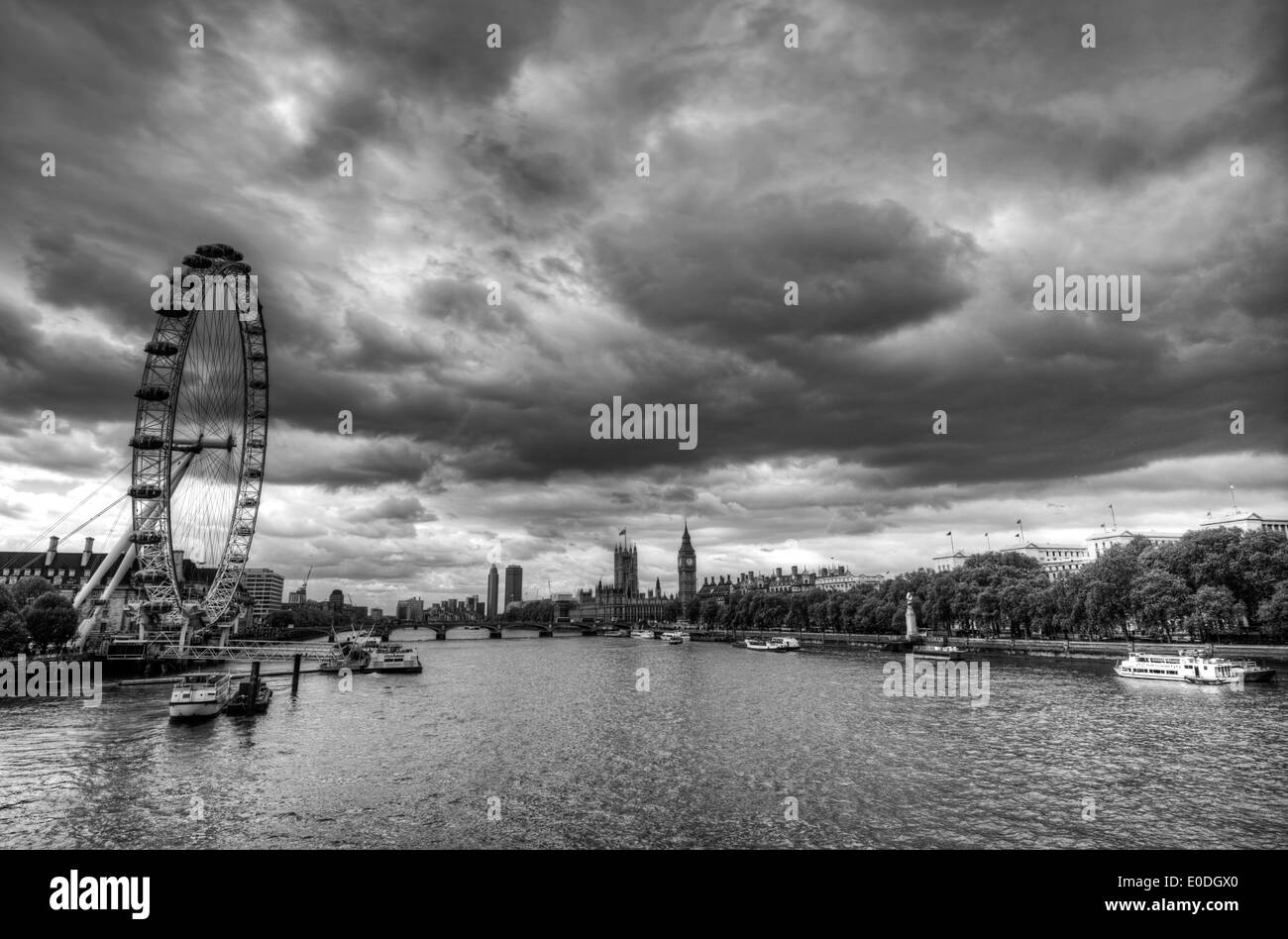 Nuages de tempête dramatiques sur les toits de la ville de London England UK Banque D'Images