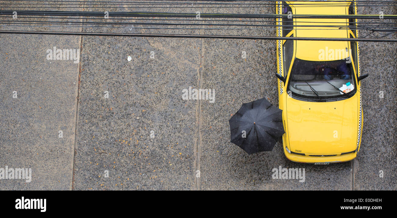 L'Amérique latine câbles PTY Panama Panama City Taxi jaune pluie parapluie Banque D'Images