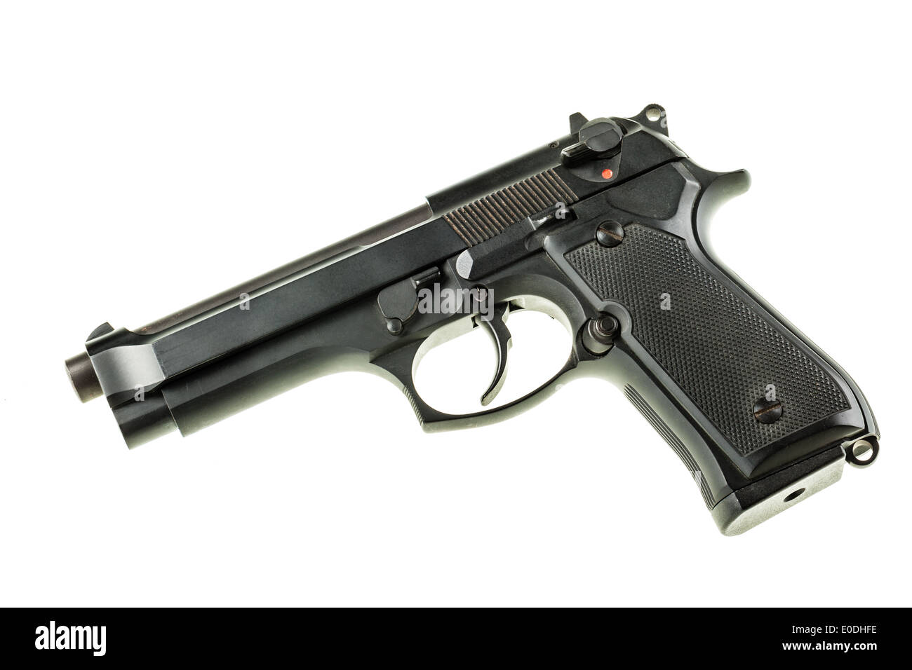 Un pistolet 9 mm noir isolé sur fond blanc Banque D'Images