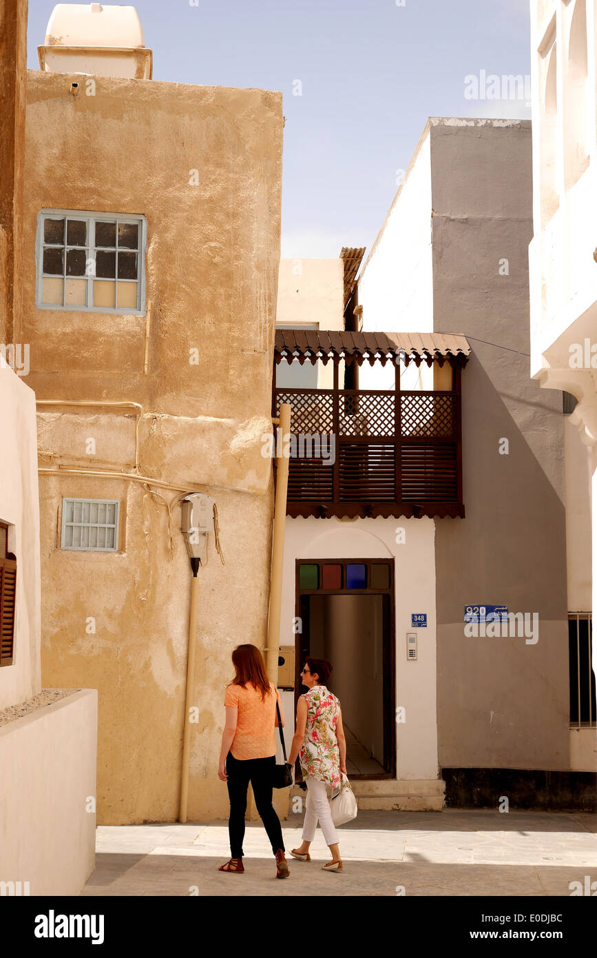 Deux femmes dans une ruelle sur le sentier, en vieux Pearl Manama, Royaume de Bahreïn Banque D'Images