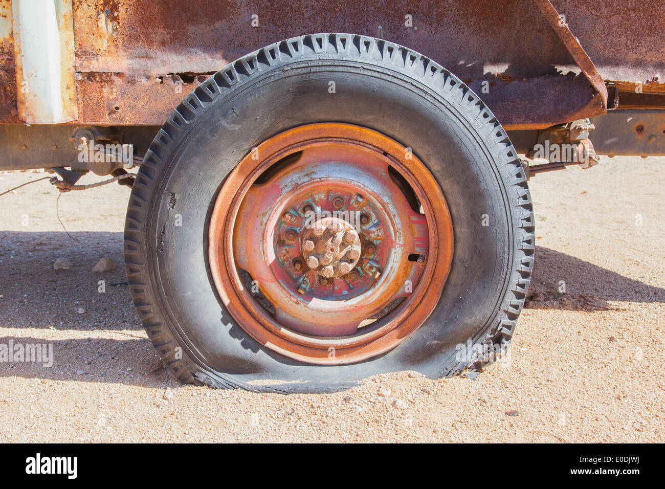 Détail d'un pneu de voiture vintage télévision abandonnés sur le bord de la route, la Namibie Banque D'Images