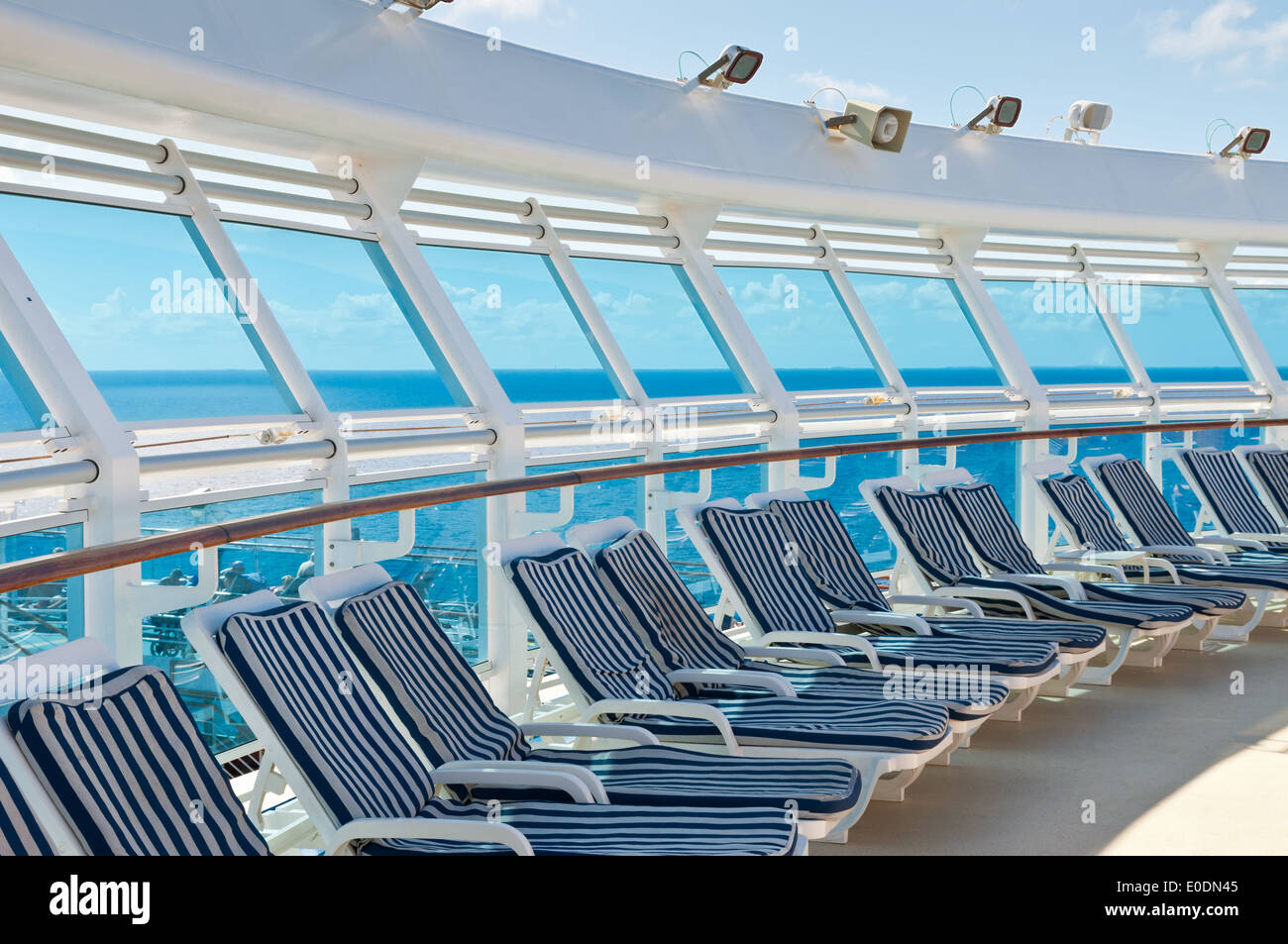 Rangée de chaises longues sur la terrasse à bord du navire de croisière Banque D'Images