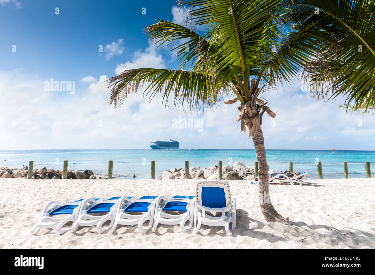 Bleu ciel et paradis, l'île tropicale dans les Bahamas, et un bateau de croisière à l'horizon Banque D'Images