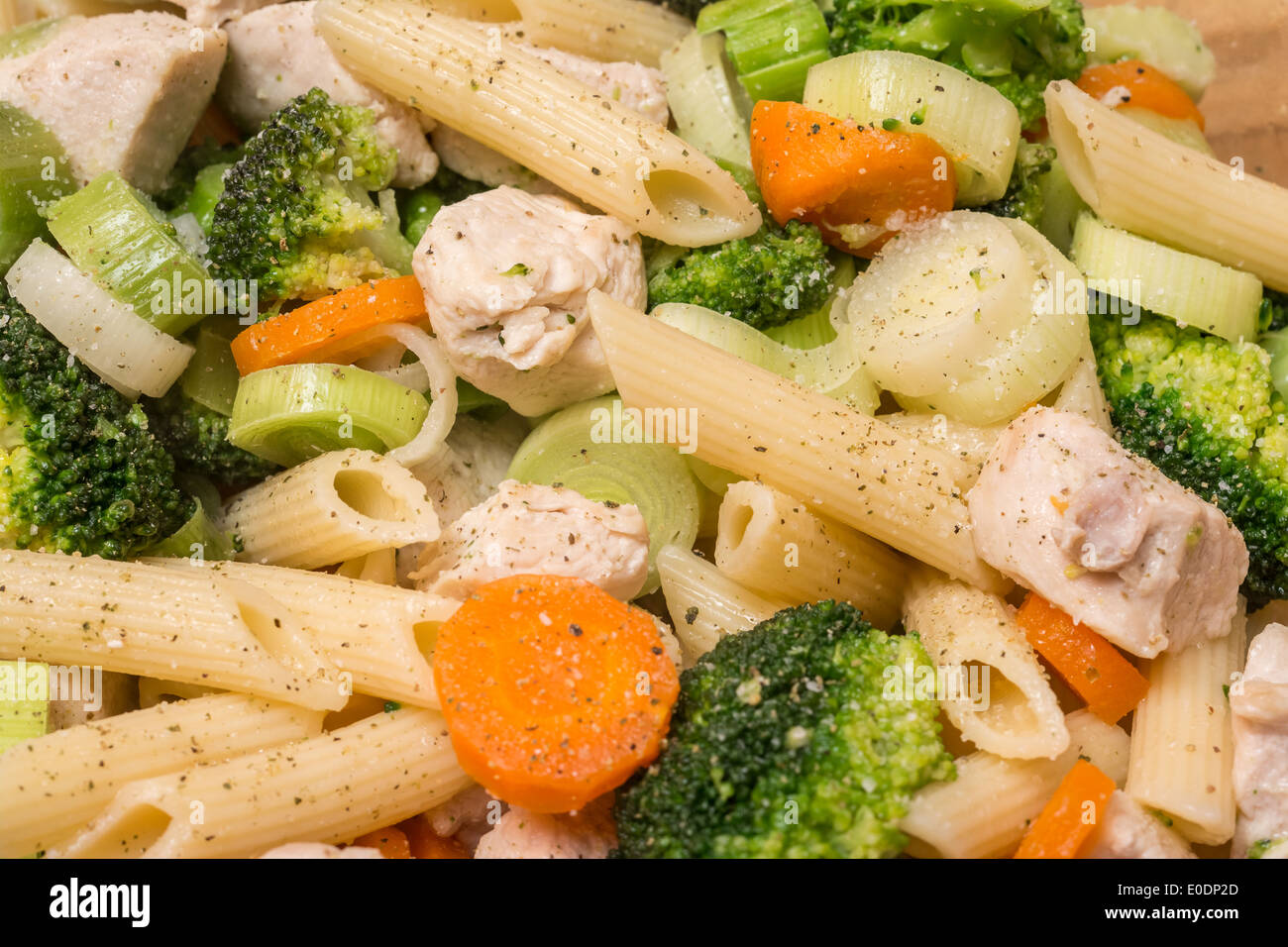 Les pâtes italiennes avec le brocoli, les carottes et la viande de poulet Banque D'Images