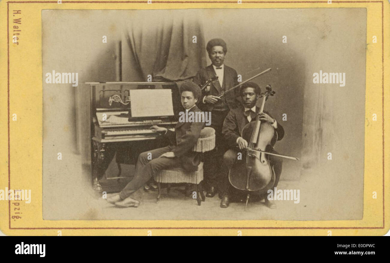 Un portrait historique de la famille Gimenez des années 1800, mettant en vedette des musiciens avec leurs instruments. L'image reflète l'histoire culturelle et musicale du XIXe siècle. Banque D'Images