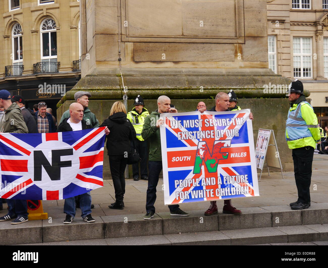 Newcastle Upon Tyne, au Royaume-Uni. 10e. Mai, 2014. Manifestation du Front national à Gray's Monument, Newcastle upon Tyne, au Royaume-Uni. Credit : Victor W Adams / Alamy Live News Banque D'Images