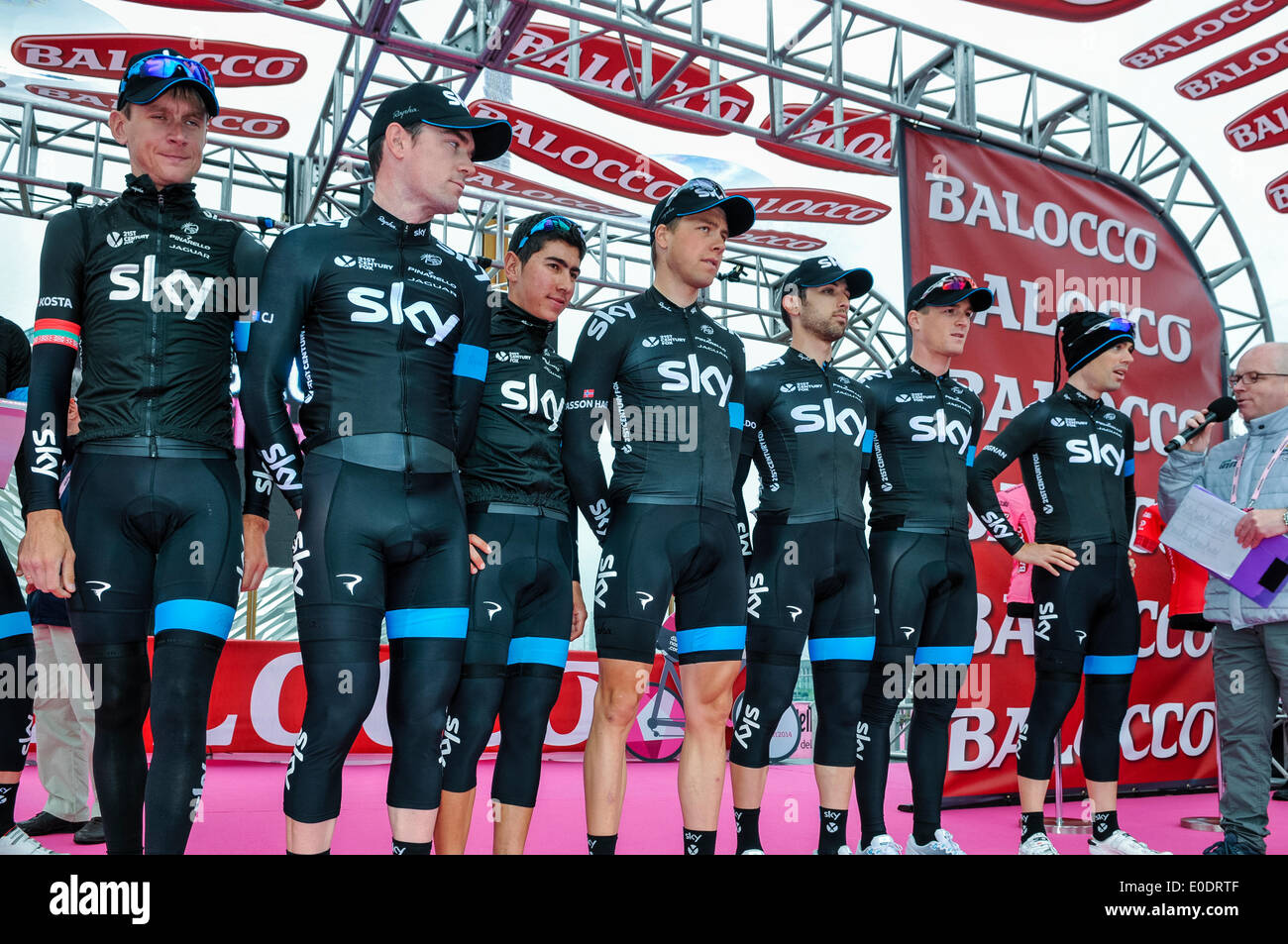 Belfast, en Irlande du Nord, 10 mai 2014 - L'équipe Sky-vous pour le 215km tracé autour de l'Irlande du Nord le jour 2 du Giro d'Italia Crédit : Stephen Barnes/Alamy Live News Banque D'Images