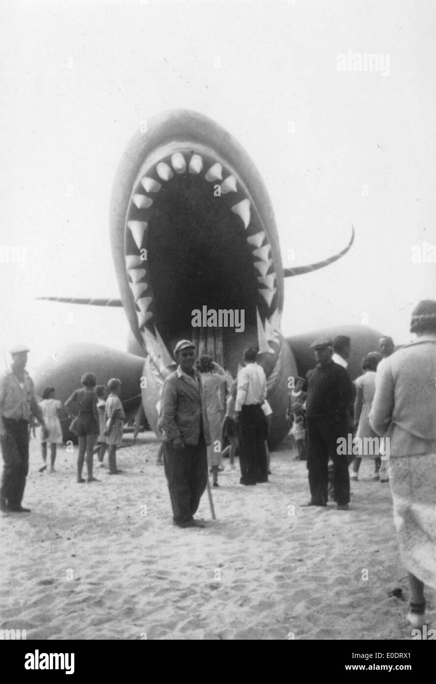 Une photo capturant l'embouchure du serpent de mer, faisant probablement référence à un événement ou un spectacle impliquant de grands serpents de mer gonflés tels que ceux utilisés lors de la parade du jour de Thanksgiving de Macy. Banque D'Images
