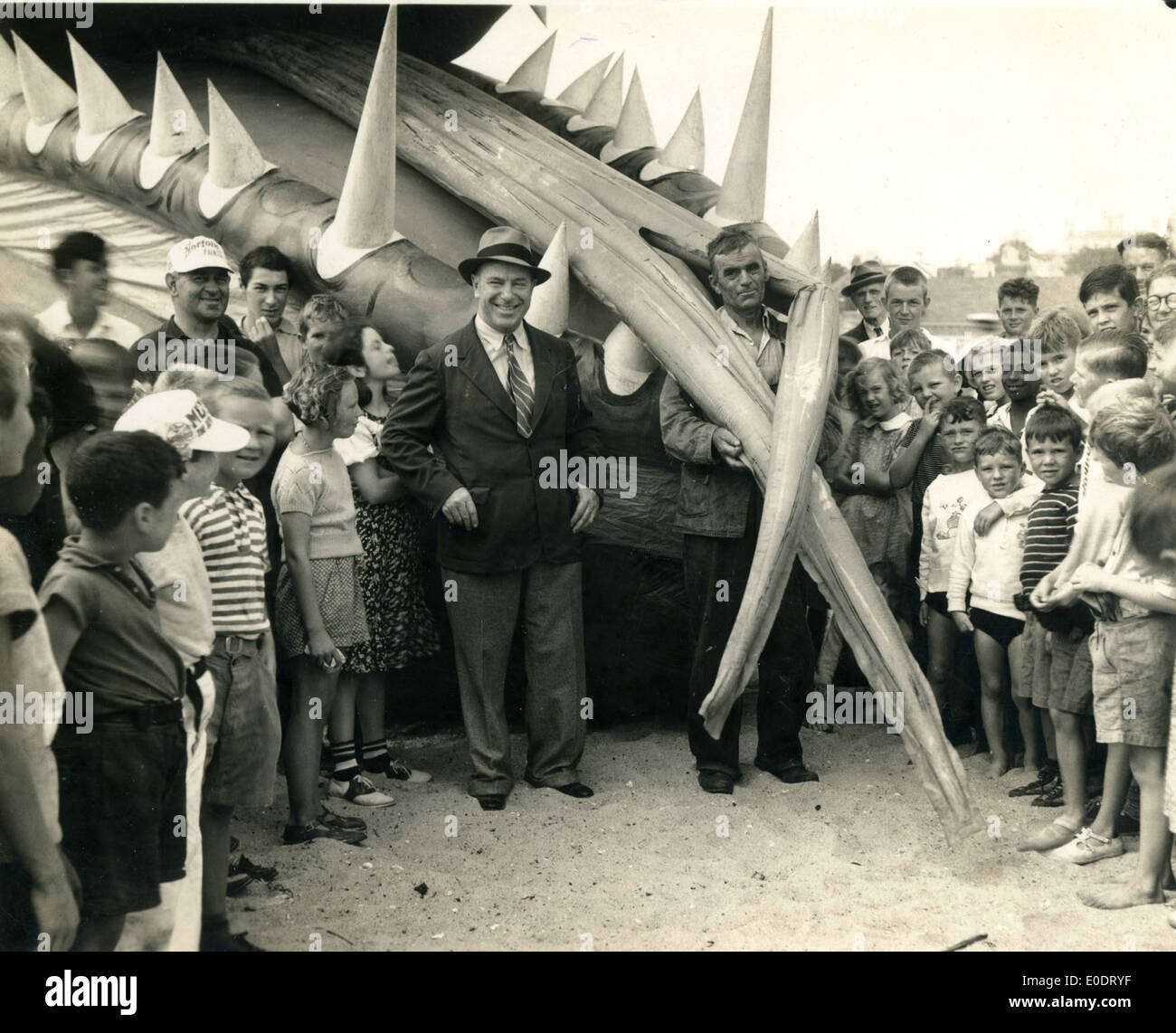 Tony Sarg, concepteur de montgolfières renommé, pose avec un ballon serpent de mer lors de la parade du jour de Thanksgiving de Macy, mettant en valeur sa contribution à cet événement emblématique. Banque D'Images