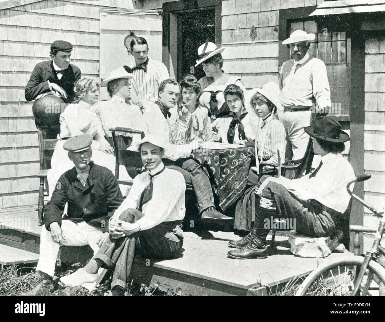 Cette image, datant d'environ 1903, montre des gens de théâtre de Sconset, capturant un instantané de la culture théâtrale américaine du début du XXe siècle. Sconset abritait une communauté dynamique d'acteurs et d'interprètes. Banque D'Images