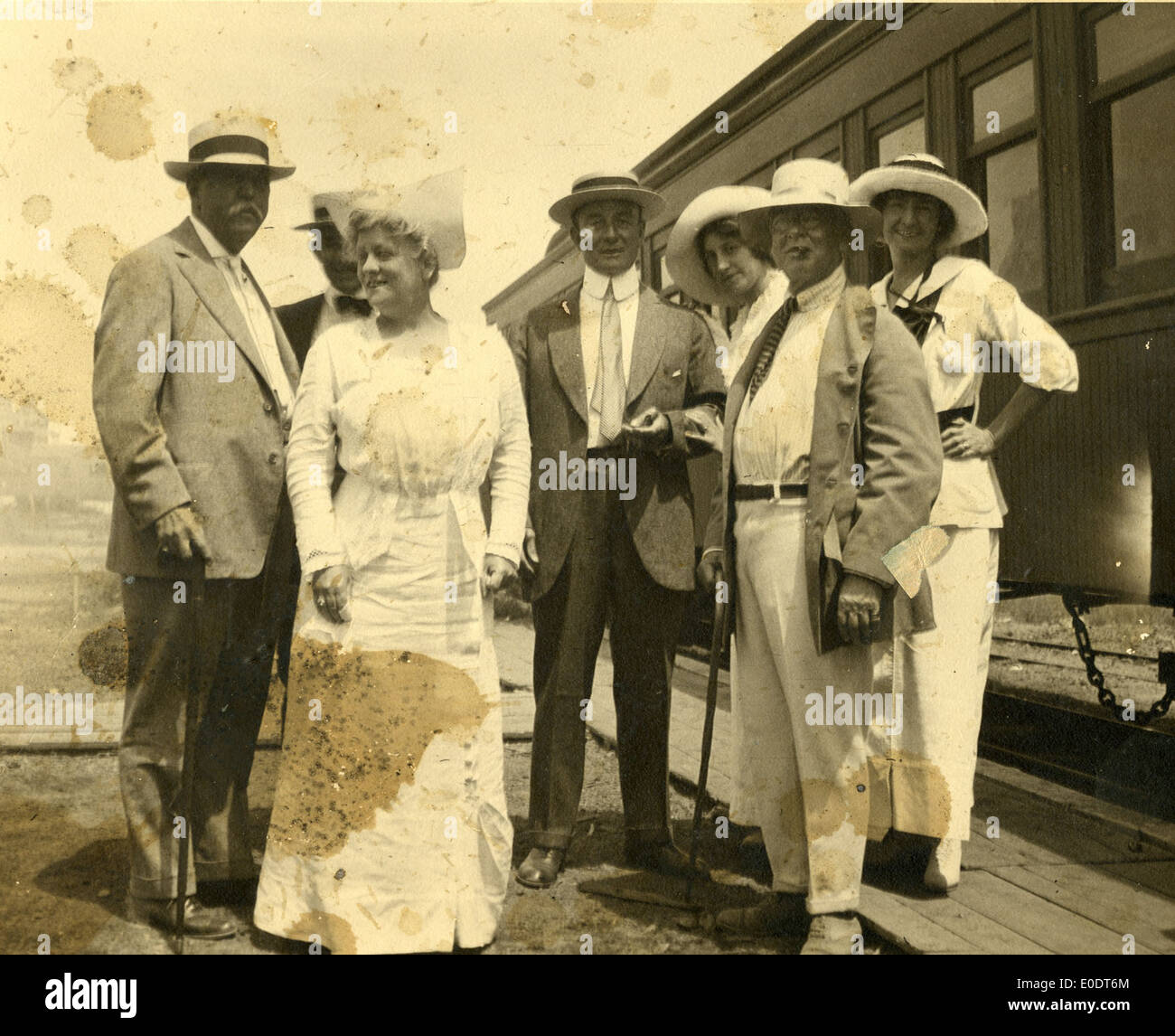 Cette image du début du XXe siècle montre l'acteur Digby Bell dans une gare, vers les années 1900 La photo reflète la culture du voyage de l'époque et l'importance de la carrière de Bell à cette époque. Banque D'Images