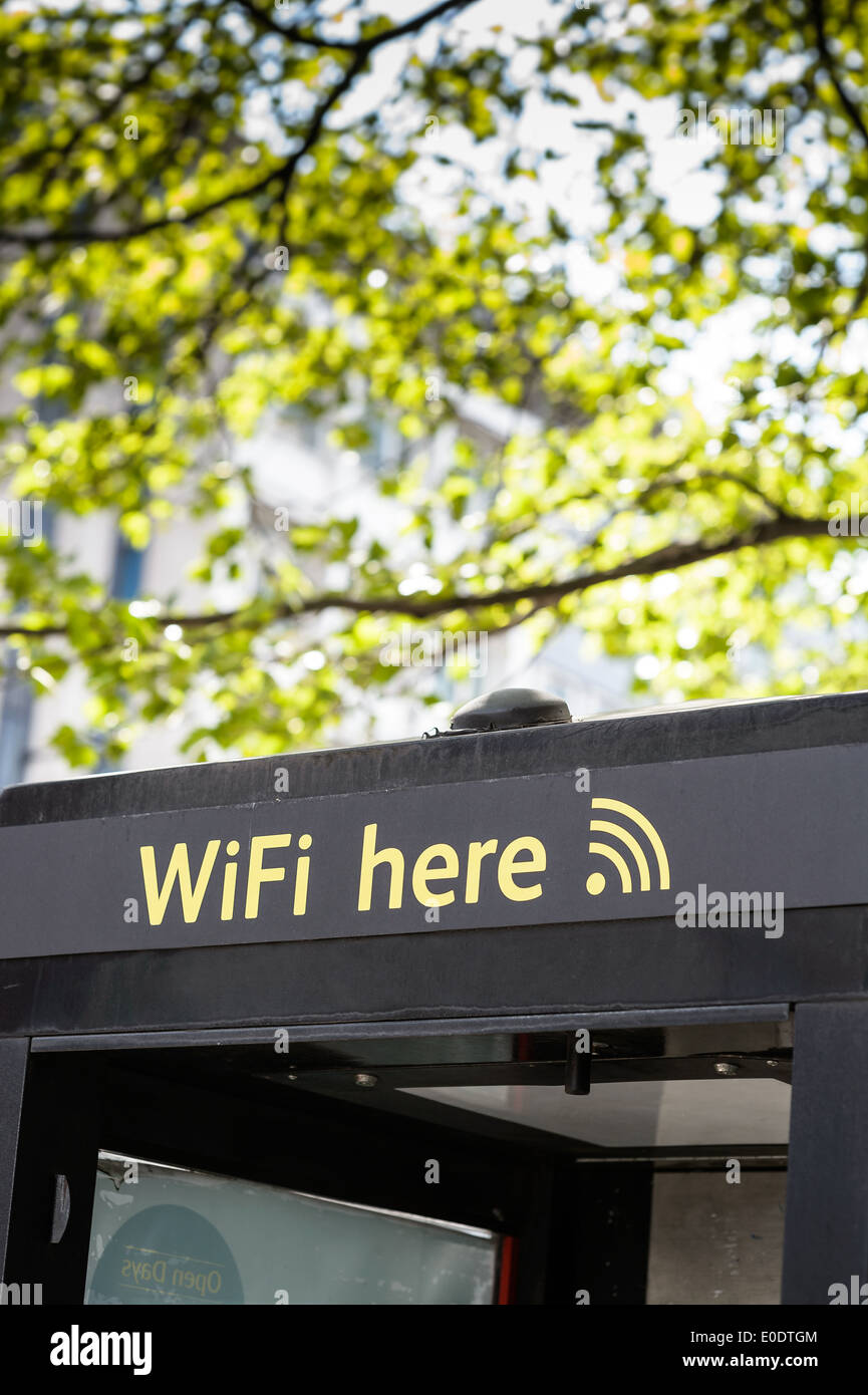 Internet wifi public point d'accès web dans une phonebox, indiqué par wifi sans fil standard ideogram, Londres, Royaume-Uni. Banque D'Images