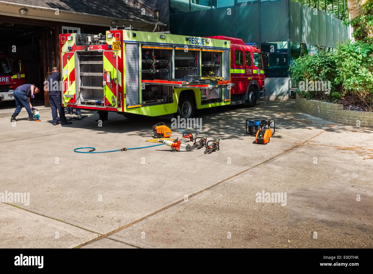 Deux pompiers vérifier l'équipement. London Fire Brigade, Euston Road Station, Angleterre, britannique, Grande-Bretagne, Royaume-Uni, les services d'urgence. Banque D'Images