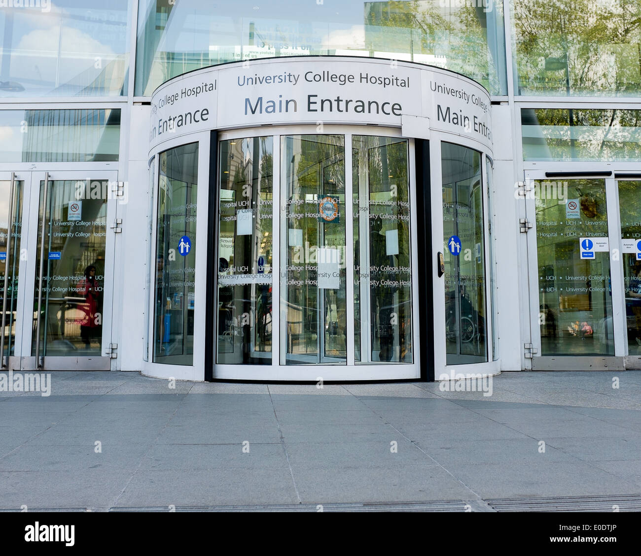 L'entrée principale de l'University College Hospital sur Euston Road, portes coulissantes fermées. Londres, Angleterre, Royaume-Uni. Banque D'Images