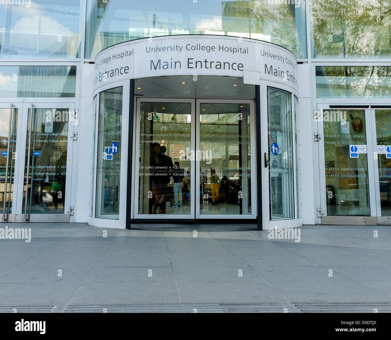 L'entrée principale de l'University College Hospital sur Euston Road, portes coulissantes s'ouvrent. Londres, Angleterre. Banque D'Images