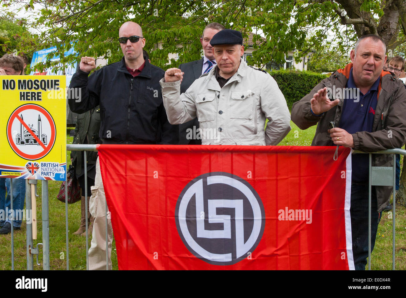 Hemel Hempstead, 10 mai 2014. Les membres de la Golden Dawn britannique posent avec leur drapeau, semble-t-il à l'envers, à l'encontre de la création éventuelle d'une mosquée sur le site d'une ancienne église et un centre communautaire sur l'Barnacres Hemel Hempstead Road. Crédit : Paul Davey/Alamy Live News Banque D'Images