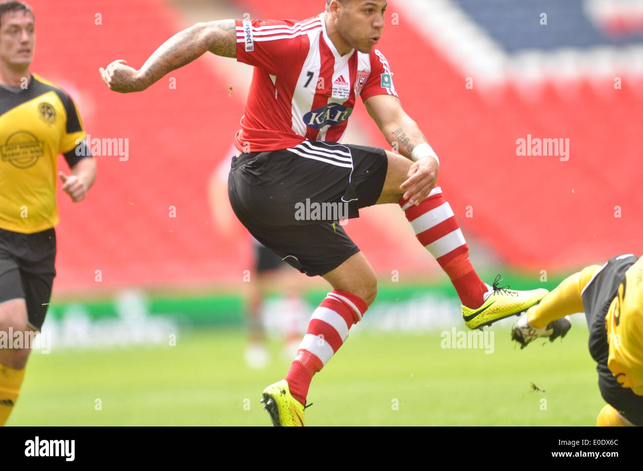 Wembley, Londres, Royaume-Uni. 10 mai, 2014. Sholing Town FC sont basées dans le Hampshire et deviennent les champions de la Premier League Wessex jouer West Auckland Town FC qui sont basés dans le comté de Durham et a terminé 5e dans la deuxième plus ancienne ligue de football au monde, la Ligue du Nord il bataille pour l'honneur de la levée de l'ADI à Wembley Vase Crédit : Flashspix/Alamy Live News Banque D'Images