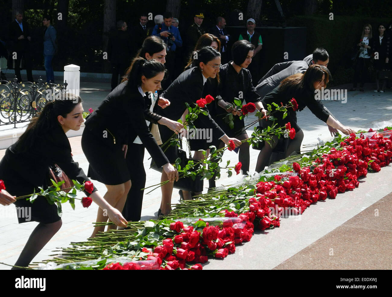 Bakou. 10 mai, 2014. Les femmes d'Azerbaïdjan à la fin des déposer des fleurs leader national Heydar Aliyev au monument dans la capitale azerbaïdjanaise Bakou le 10 mai 2014. L'Azerbaïdjan a commémoré le 91e anniversaire de la naissance de la fin du pays leader national Heydar Aliyev, le samedi. Credit : Tofik Babayev/Xinhua/Alamy Live News Banque D'Images