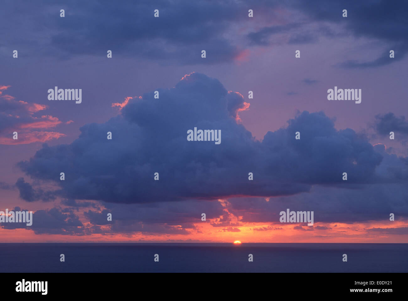 Coucher de soleil sur l'océan Pacifique sur la côte Kohala de la Grande Île d'Hawaï. Banque D'Images