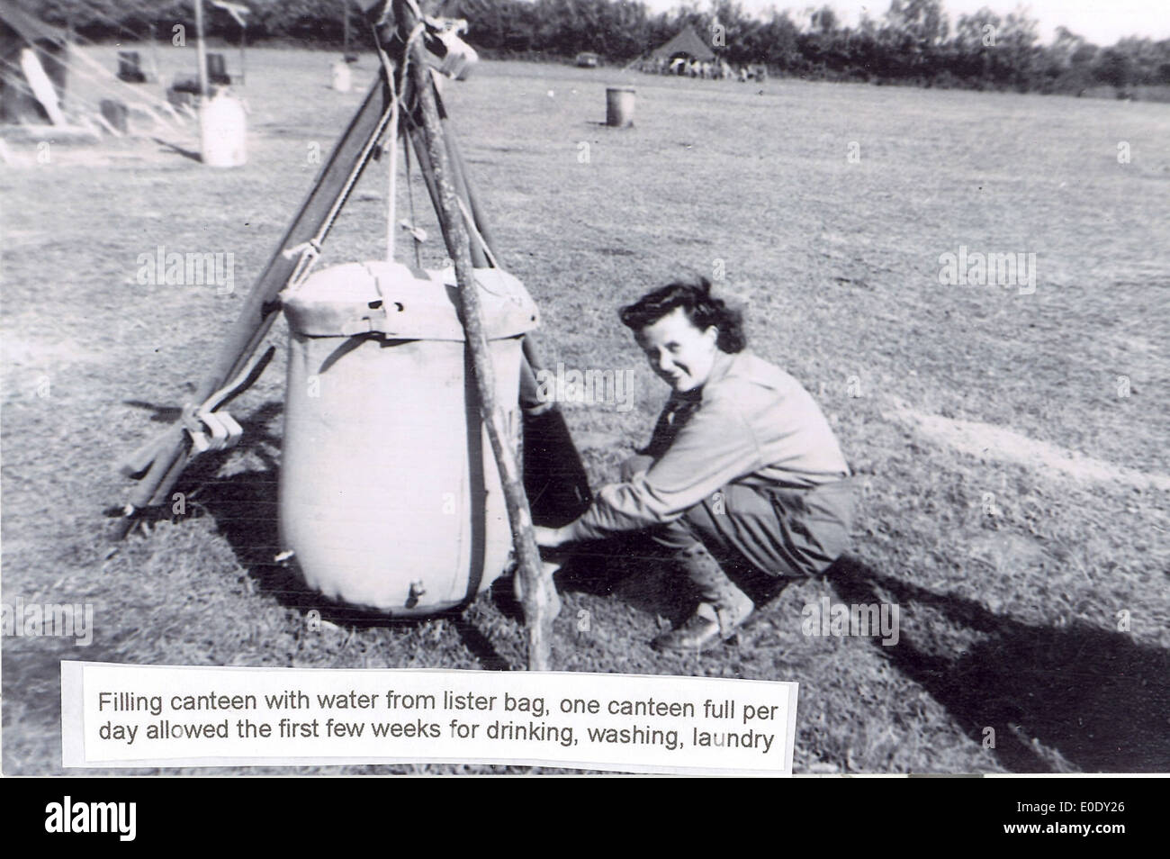 Cette image montre Marnie Plonsky remplissant une cantine en 1944, capturant les contributions quotidiennes des femmes juives-américaines pendant la seconde Guerre mondiale Banque D'Images