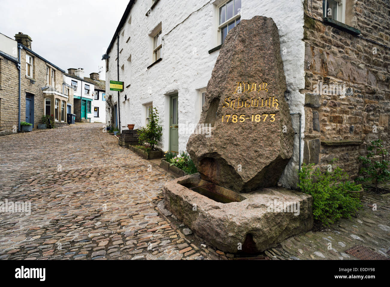 L'Adam Sedgwick,monument dans la rue principale pavée, le village de Dent, Cumbria, Royaume-Uni. Banque D'Images