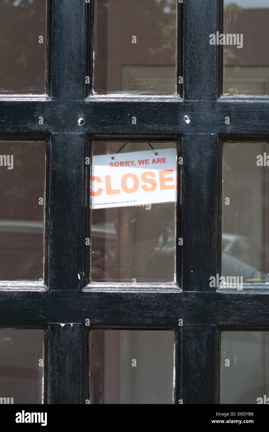 Shop fermé avec porte sign dans la fenêtre Banque D'Images