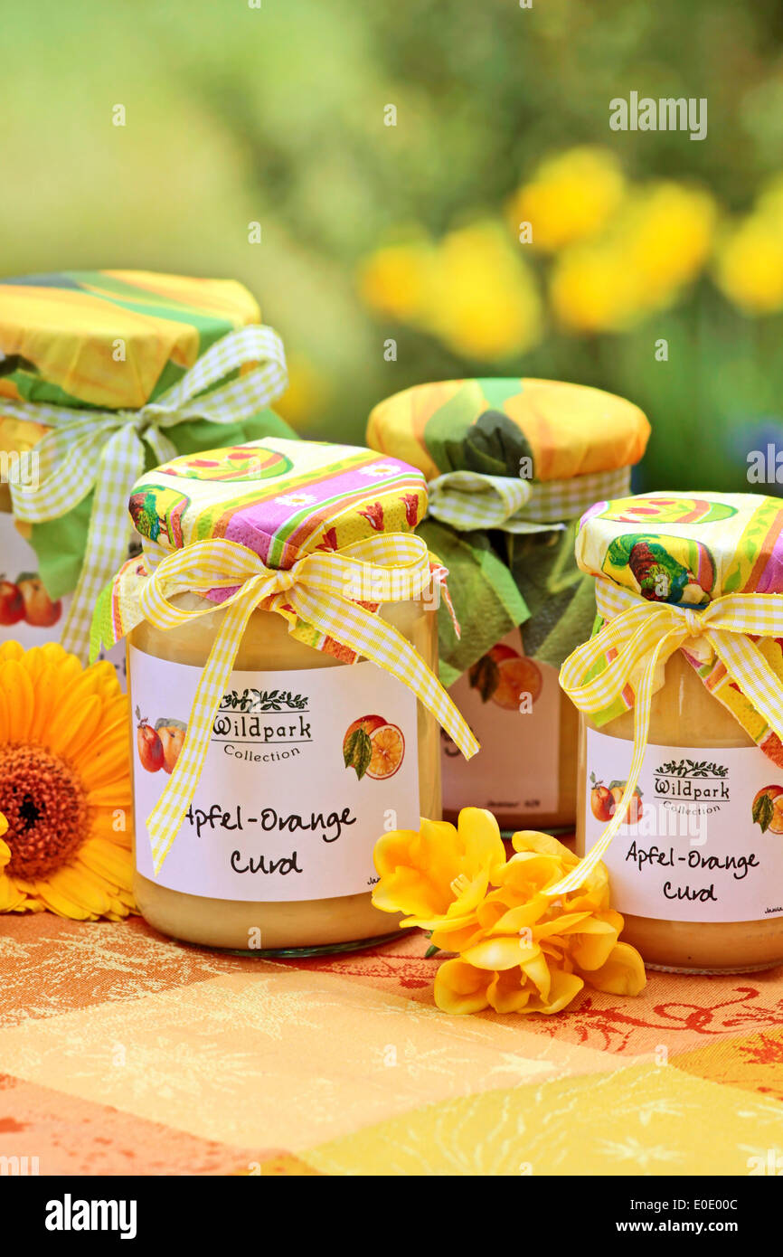 Orange Apple curd sur une nappe colorée dans le jardin Banque D'Images