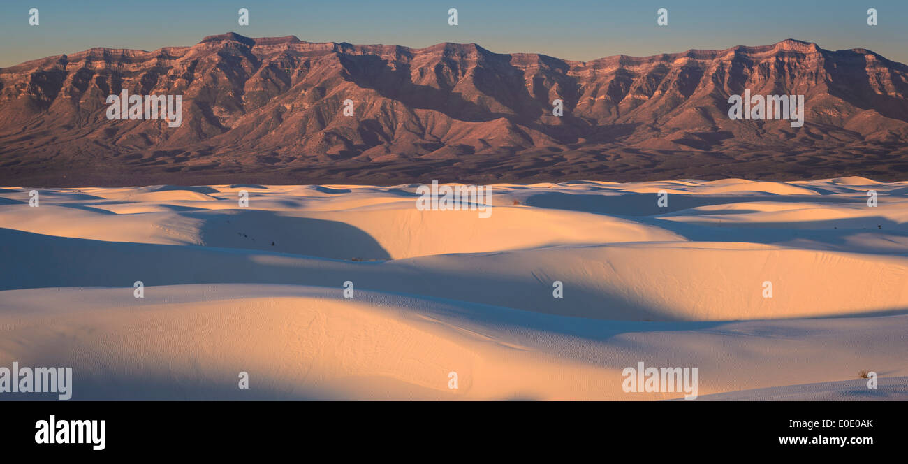 Dunes de sable et les montagnes San Andrés au lever du soleil ; White Sands National Monument, Nouveau-Mexique. Banque D'Images