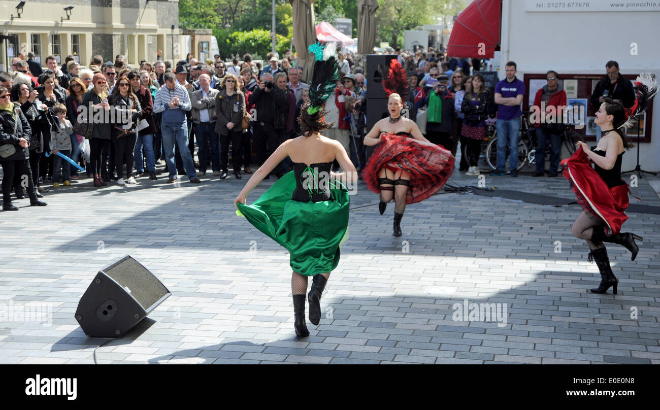 L'Electric cabaret Moulin Rouge Show divertit les foules avec danse burlesque à Brighton Festival Fringe Ville événement aujourd'hui UK Banque D'Images