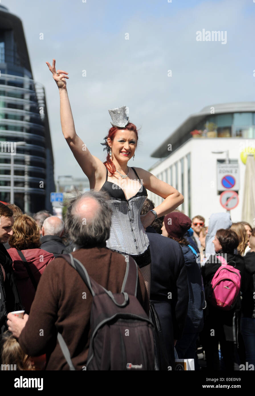 Brighton Sussex UK 10 mai 2014 Le Moulin Rouge Show divertit les foules avec danse burlesque à Brighton Festival Fringe Ville événement aujourd'hui Banque D'Images