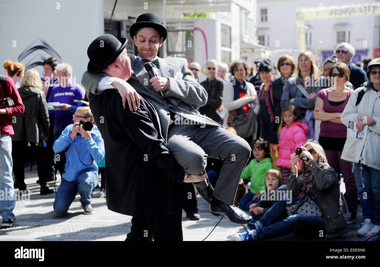Le chapeau à Laurel et Hardy tribute show divertit les foules au Brighton Festival Fringe Ville événement aujourd'hui Banque D'Images