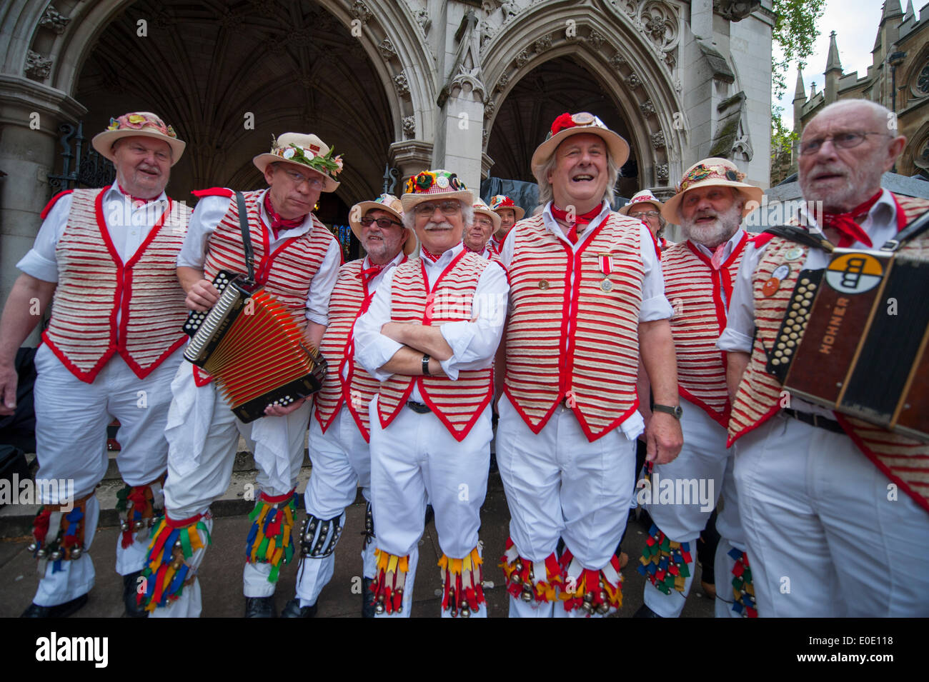 10.5.14. Saint Margaret's, Westminster. La Thaxted Morris Men effectuer une danse traditionnelle afficher à l'extérieur de l'abbaye de Westminster pendant la Westminster Morris Men Jour de la danse qui inclut les Cotswold Morris, Molly et rythmique Danse Danse. Boucher Credit : Malcolm Park editorial/Alamy Live News Banque D'Images