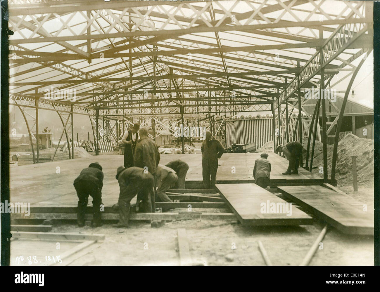Cette image de 1928 montre la construction d'un parc d'attractions, en se concentrant sur les premières étapes de la construction et l'implication des ingénieurs et des travailleurs dans le processus de développement. Banque D'Images