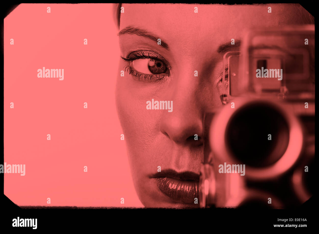 Récolte serré tourné sur la face de l'womanlooking au moyen d'un appareil photo Kodak film super 8 avec filtre rouge et l'image de film en film. Banque D'Images
