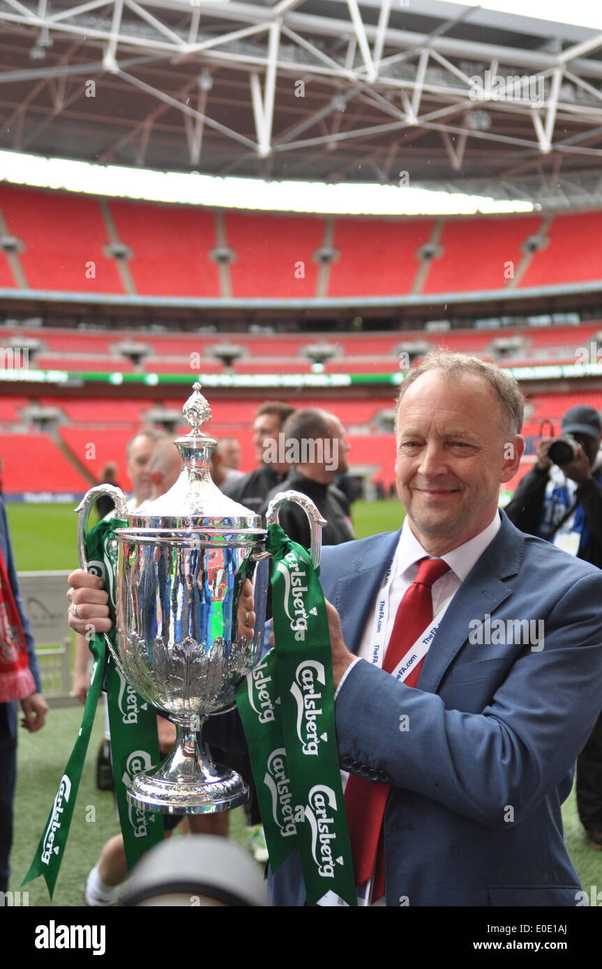 Dave Diaper, responsable de Sholing FC, célèbre avec le vase FA 2014 à Wembley, Londres, Royaume-Uni.Sholing FC est basé dans le Hampshire et sont les champions de la première ligue de Wessex cette année a joué West Auckland Town FC qui sont basés dans le comté de Durham et a terminé cinquième dans la deuxième plus ancienne ligue de football du monde, dans une finale absorbante,Avec Sholing Town FC prenant l'honneur de lever le vase FA à Wembley.Stade Wembley, Londres, Royaume-Uni.10 mai 2014.Credit: Flashspix/Alamy Live News Banque D'Images