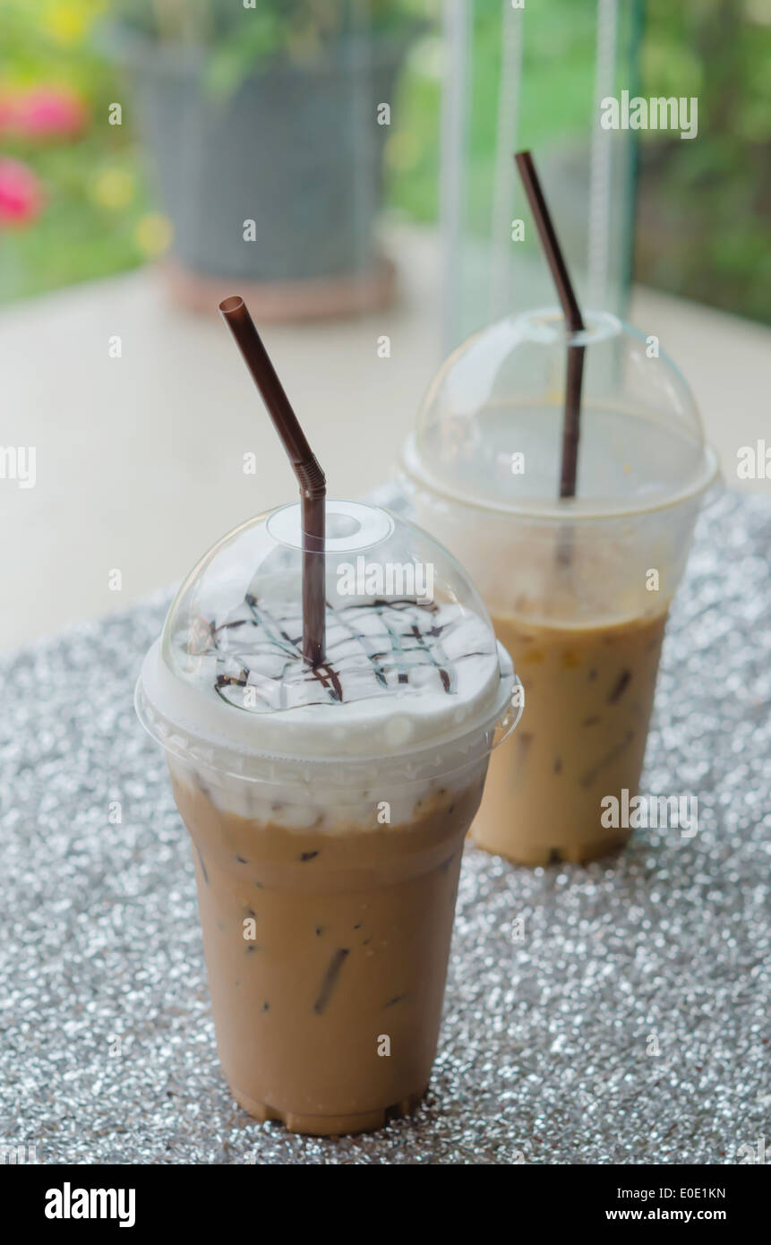 Café glacé avec de la paille dans la tasse en plastique pour emporter l' Banque D'Images