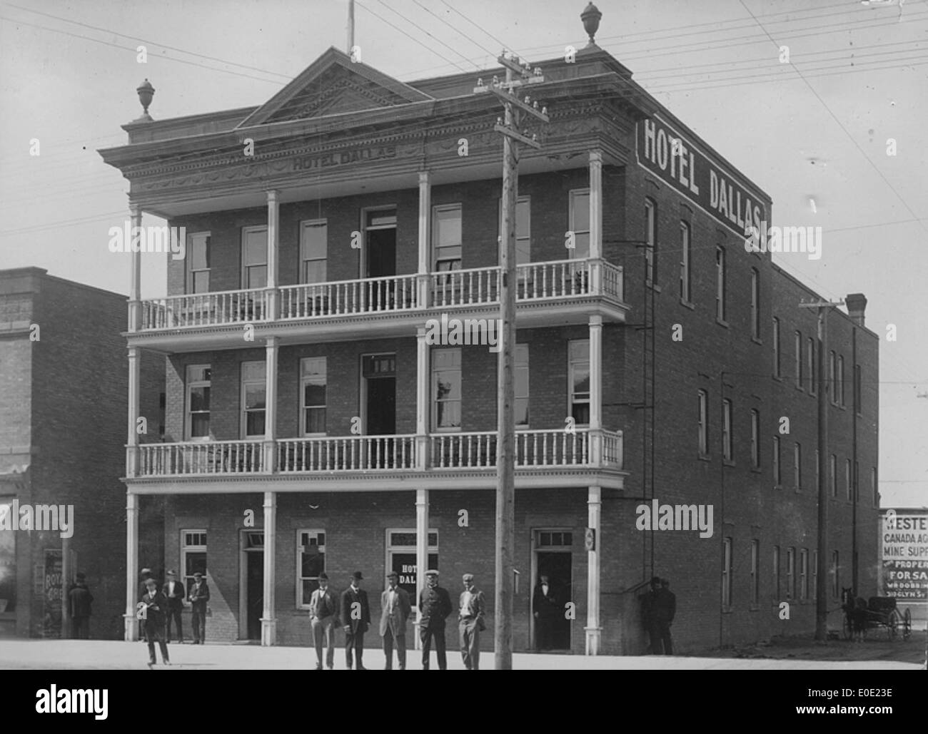 L'hôtel Dallas, construit entre 1907 et 1913, était un hôtel emblématique à l'architecture classique du début du XXe siècle. Cette image montre l'extérieur du bâtiment historique, marquant une ère de croissance pour Dallas, Texas. Banque D'Images