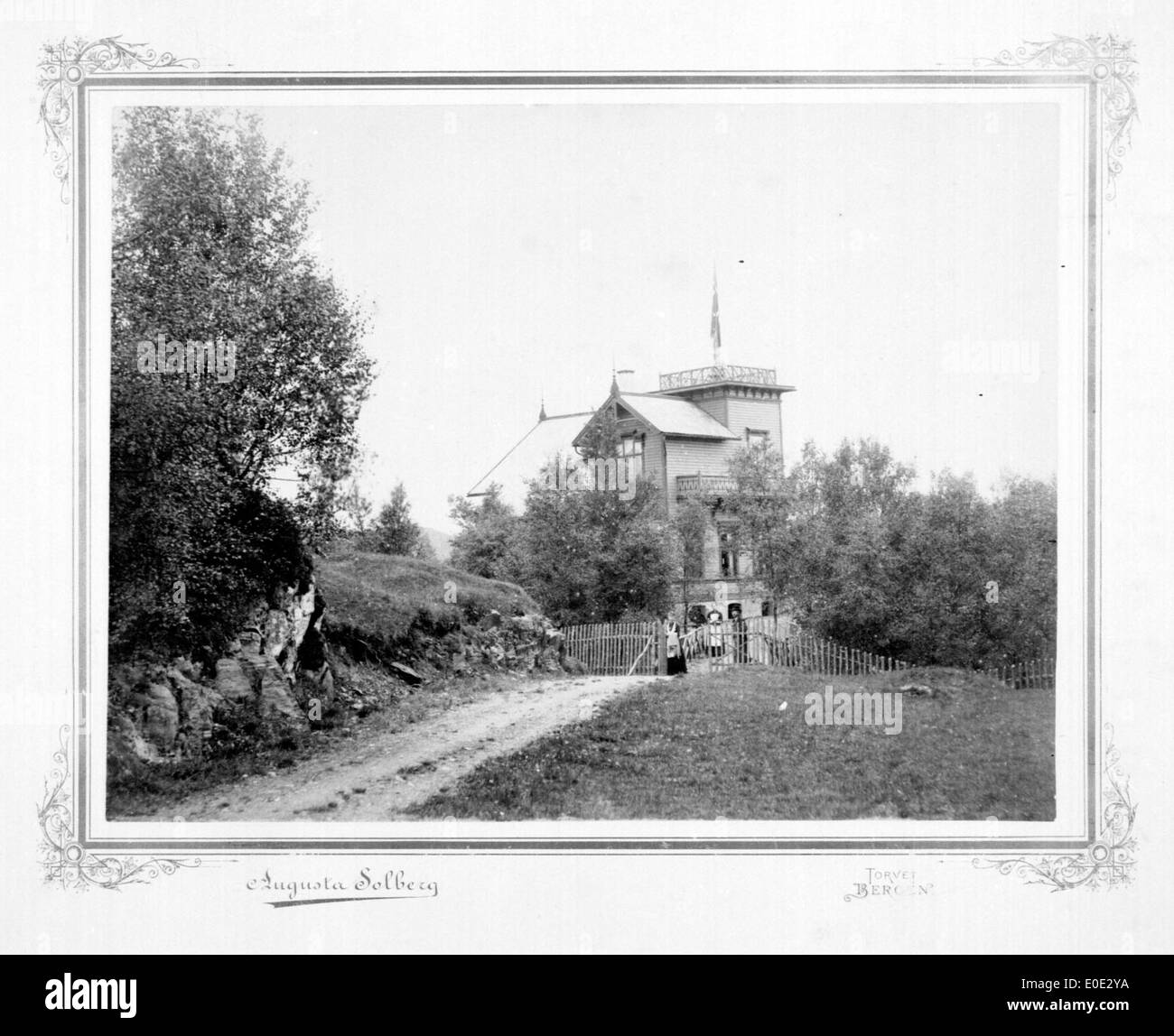Une photographie d'Edvard Grieg et de sa femme, Nina, à Troldhaugen, leur maison à Bergen, Norvège. L'image capture le compositeur renommé et sa femme dans leur résidence, offrant un aperçu de leur vie personnelle et de leur environnement artistique. Banque D'Images
