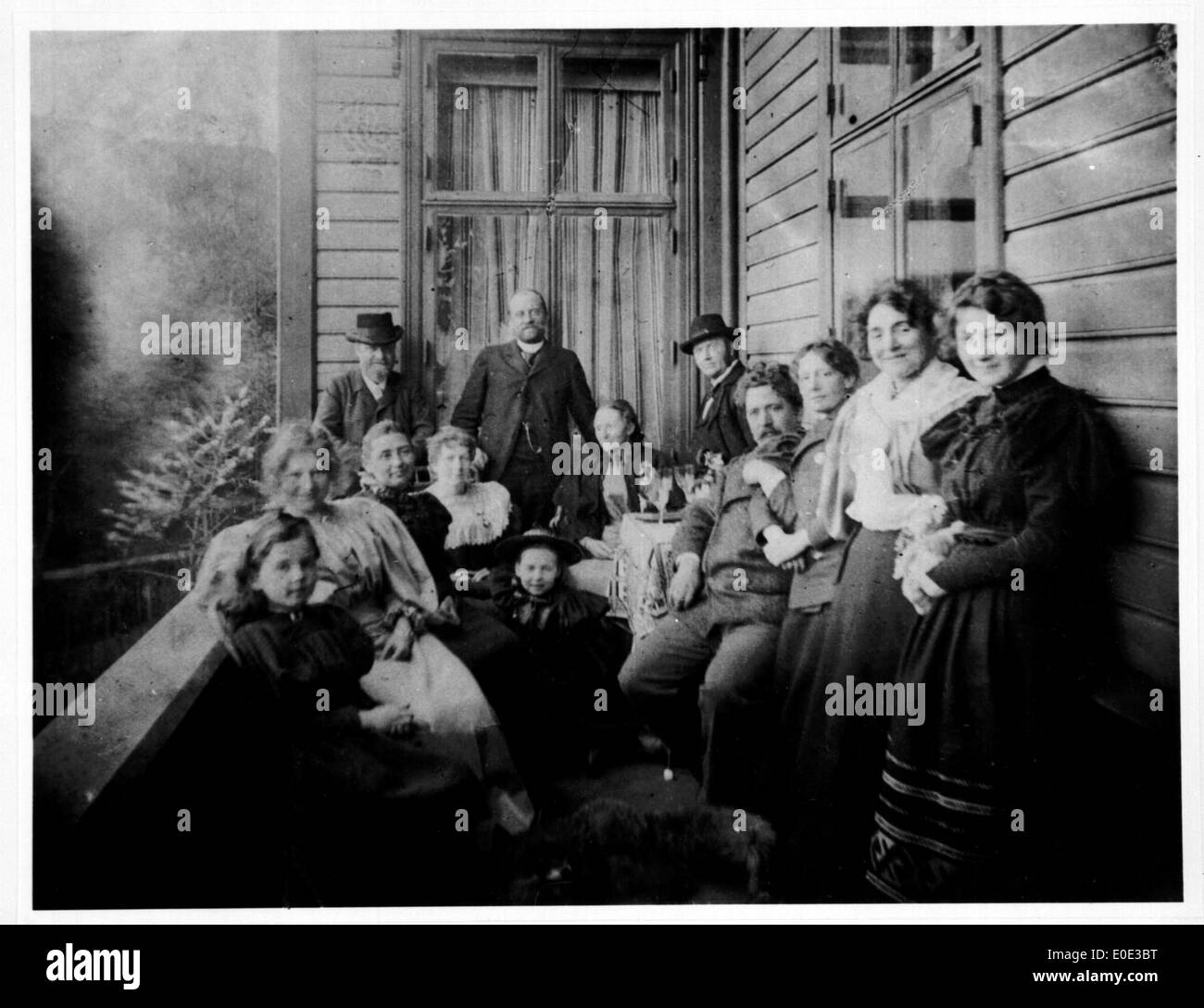 Groupe de personnes sur balcon Banque D'Images