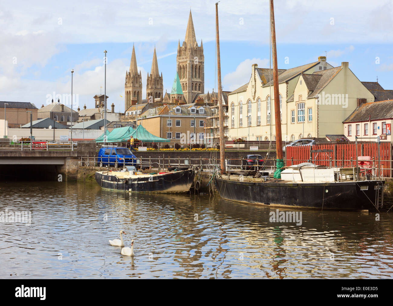 Vue sur River vers la ville de Truro et trois tours de la cathédrale de Truro, Cornwall, Angleterre, Royaume-Uni, Grande Bretagne Banque D'Images