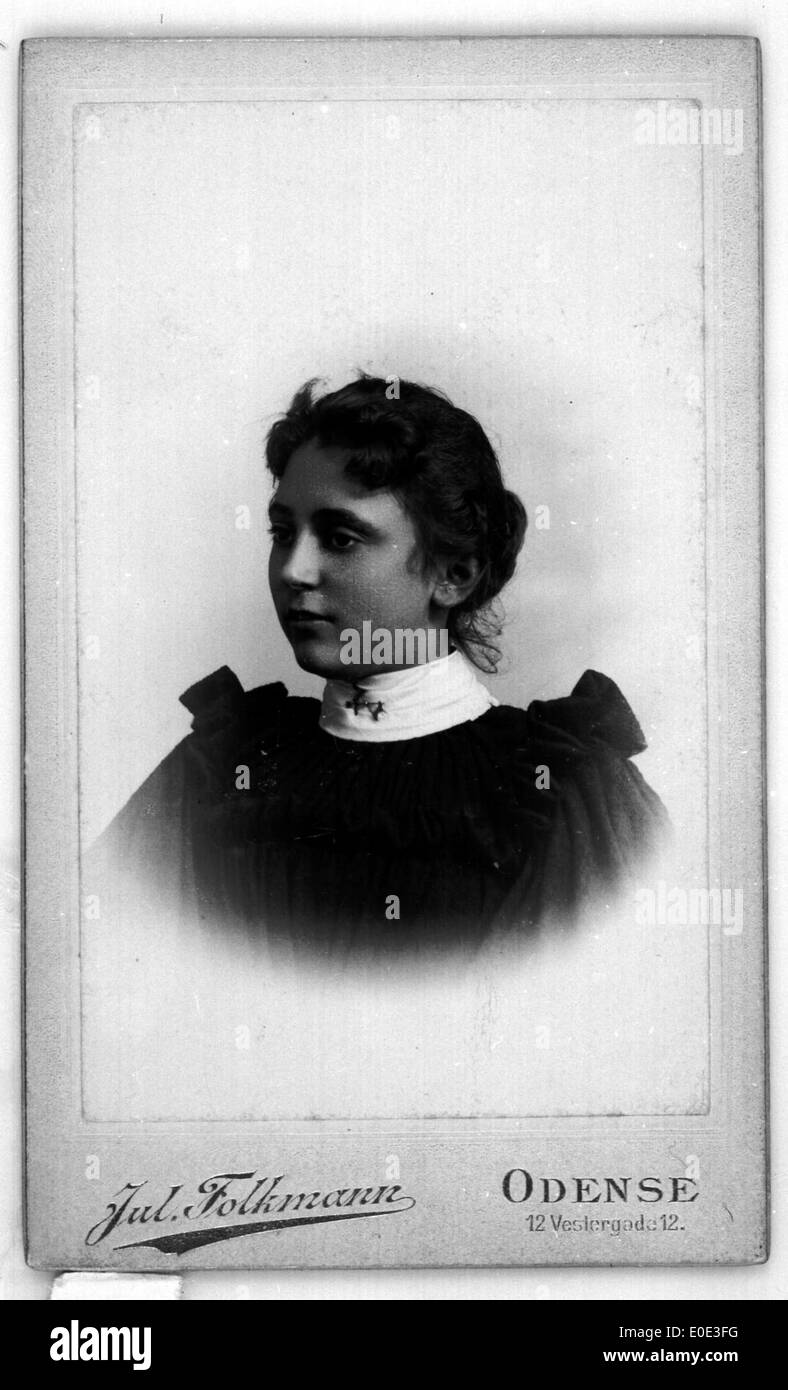 Young woman portrait Banque D'Images