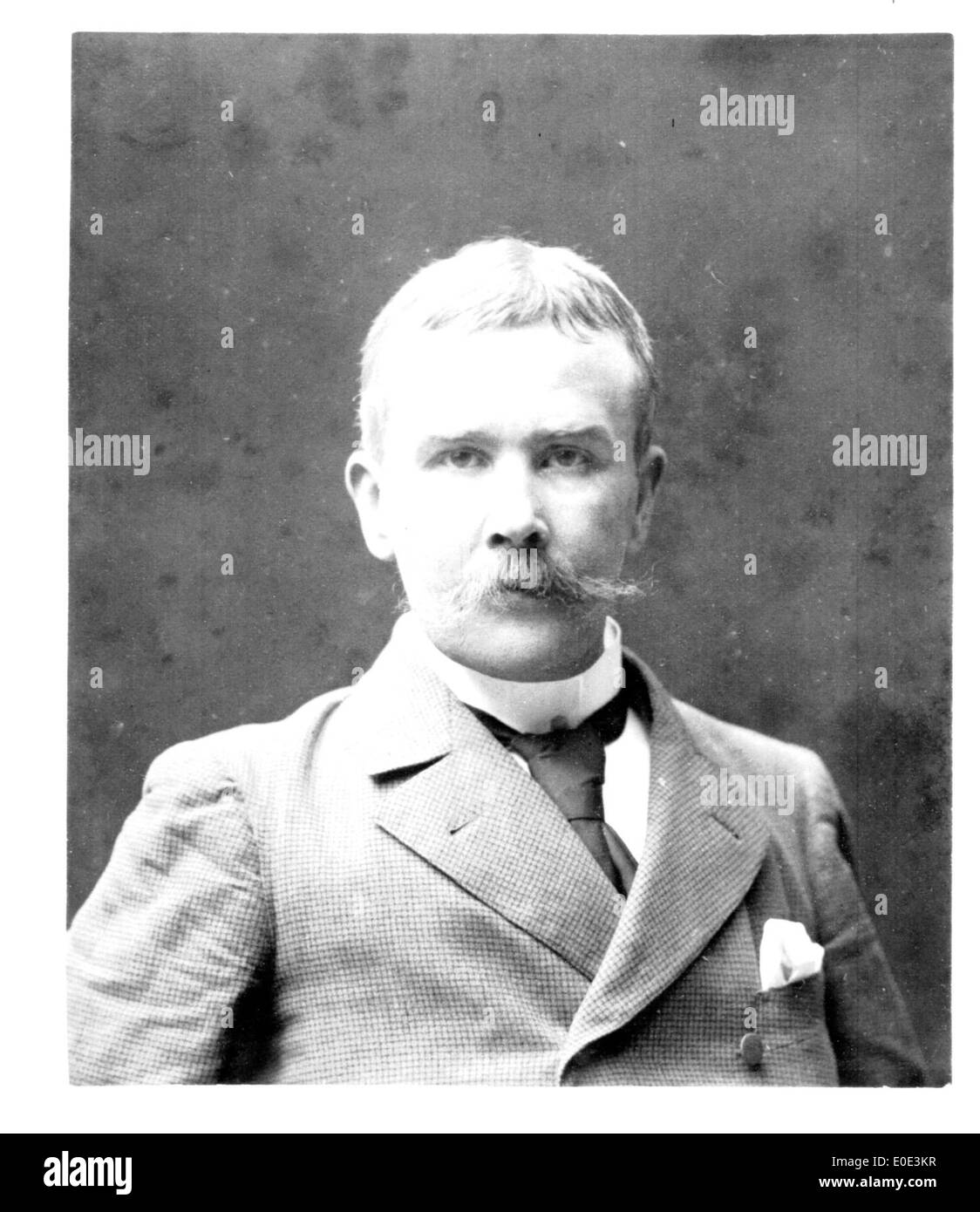Jeune Homme avec moustache portrait Banque D'Images